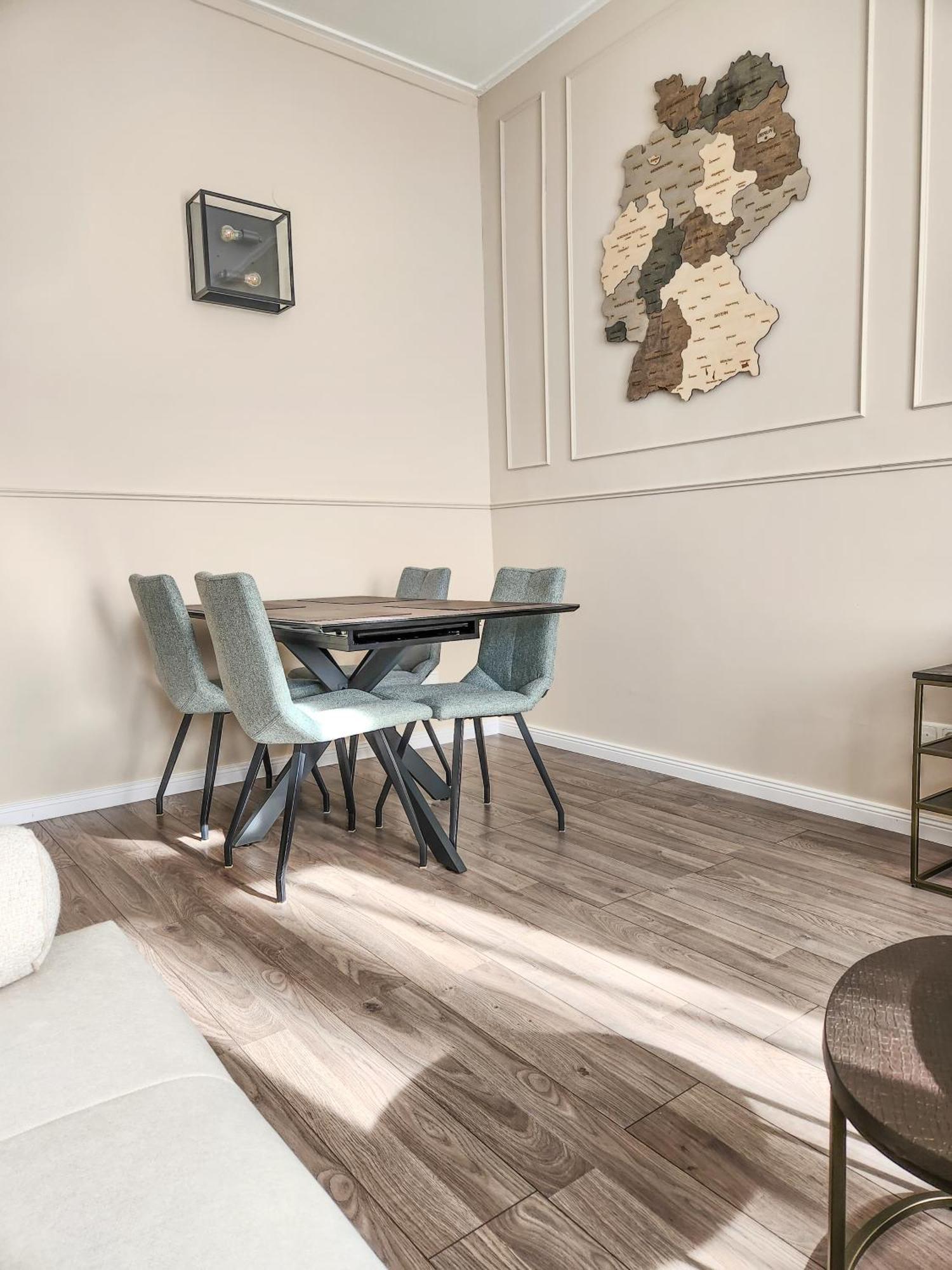 Geli Homes L1 - 2X Zimmer, 2X Kingsize Bett, 1 Bis 4 Personen, Parkplatz, Tv, Wifi, Top Kueche, Kaffee, Tee Luenen Exterior photo