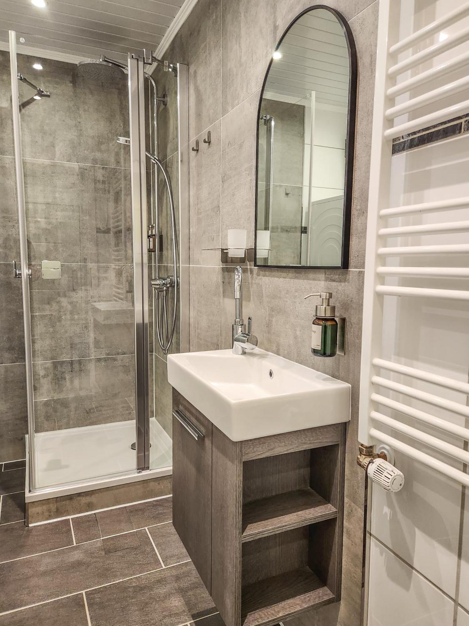 Geli Homes L1 - 2X Zimmer, 2X Kingsize Bett, 1 Bis 4 Personen, Parkplatz, Tv, Wifi, Top Kueche, Kaffee, Tee Luenen Exterior photo